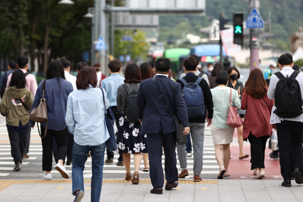 지난 23일 오전 광화문네거리를 지나는 시민들. / 사진=연합뉴스