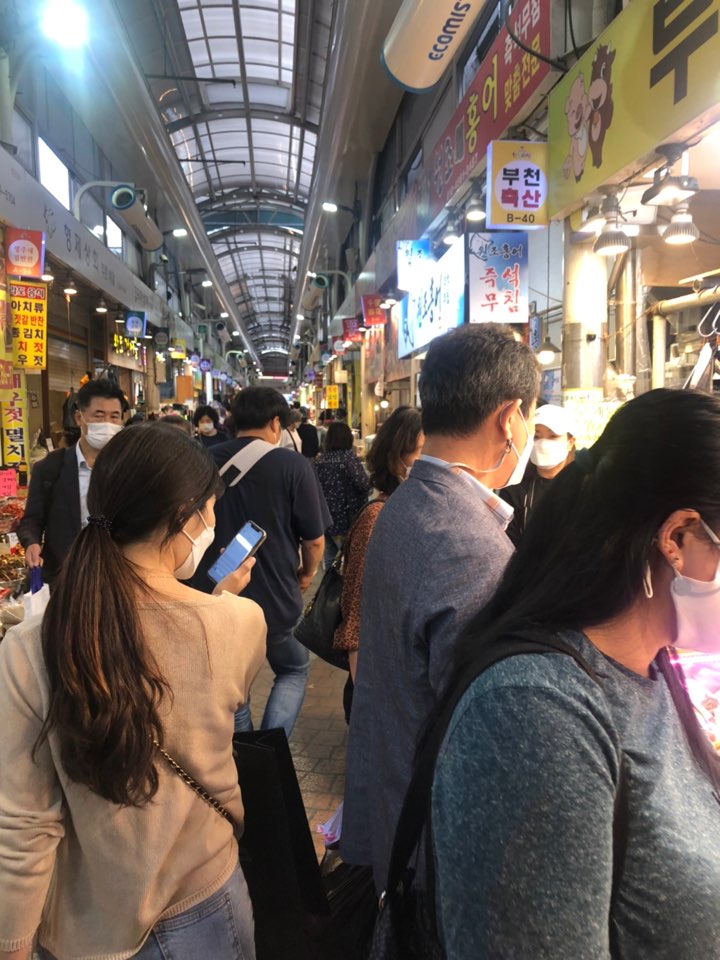 29일 서울 관악구의 한 재래시장에서 시민들이 장을 보고 있다. / 사진=변소인 기자
