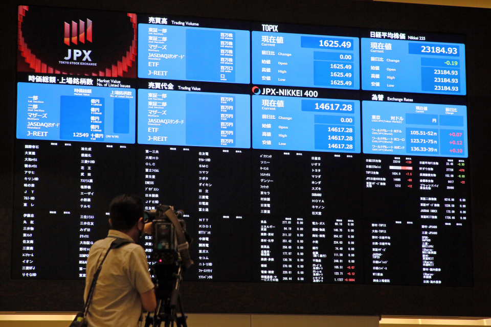 일본 도쿄증권거래소에서 1일 시스템 장애가 발생해 모든 주식 종목의 거래가 중단되자 한 카메라맨이 시세 정보가 공백 상태로 변한 장내 전광판을 촬영하고 있다. / 사진=연합뉴스