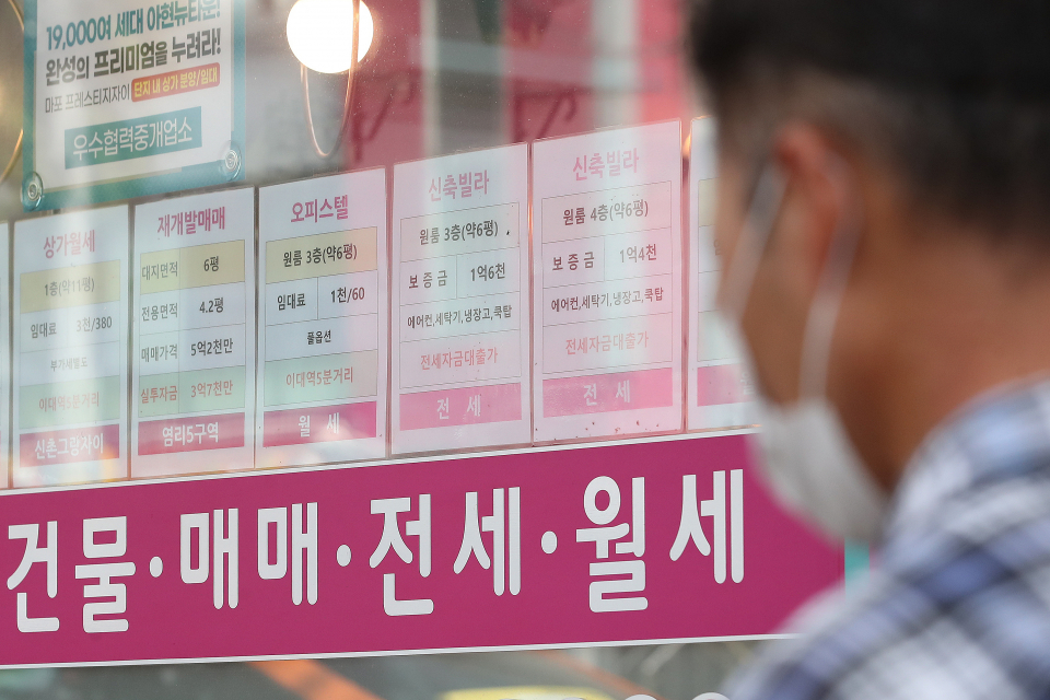 서울 마포구 일대 부동산 중개소에 붙은 매물. / 사진=연합뉴스