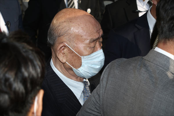 전두환씨가 지난 4월 27일 광주지방법원에서 열린 형사재판에 피고인으로 출석하고 나서 법원 청사를 나서고 있다. / 사진=연합뉴스