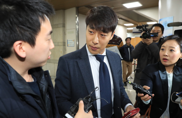 김동성 전 쇼트트랙 국가대표 선수가 지난 2017년 3월 31일 오전 서울 서초구 서울중앙지법에서 열린 '비선실세' 최순실(최서원으로 개명)씨와 장시호씨, 김종 전 문화체육관광부 제2차관에 대한 공판에 증인으로 출석한 뒤 법정을 나서고 있다. / 사진=연합뉴스