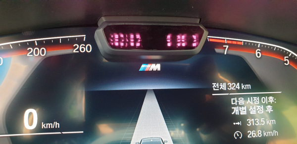 계기판 상단에 위치한 운전자 시선 인식 센서. / 사진=박성수 기자