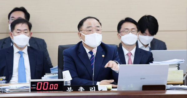 홍남기 경제부총리 겸 기획재정부 장관(가운데)이 7일 오후 세종시 정부세종청사에서 열린 국회 기획재정위원회의 기획재정부에 대한 국정감사에서 위원 질의에 답변하고 있다. / 사진=연합뉴스