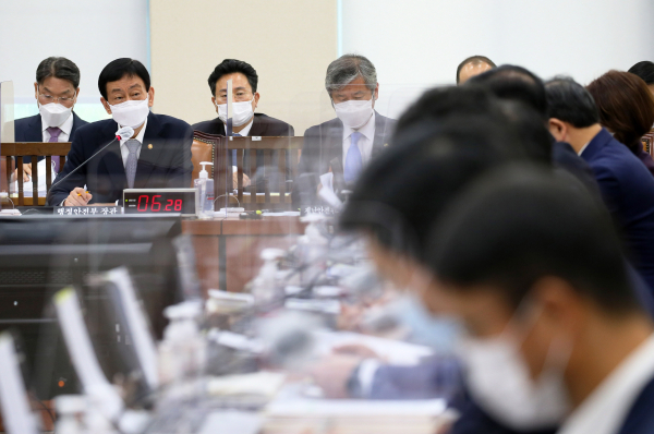 진영 행정안전부 장관이 7일 국회에서 열린 행정안전위원회 국정감사에서 답변하고 있다. /사진=연합뉴스