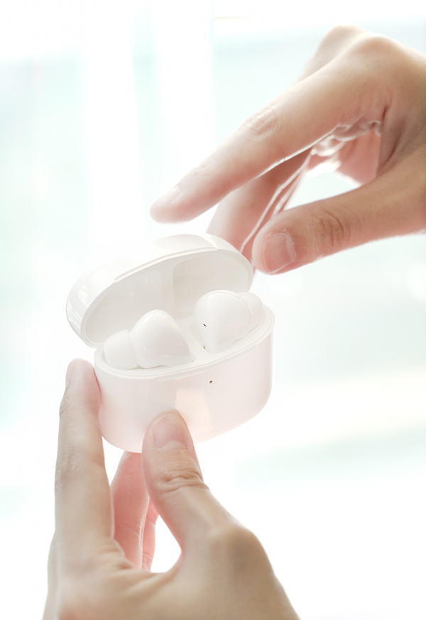 ‘누구 버즈’ 기기 모습. / 사진 = SK텔레콤