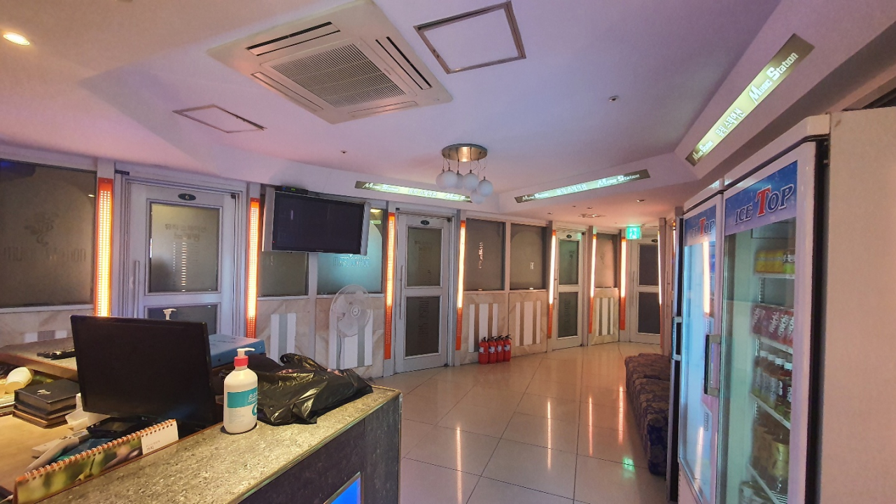 사회적 거리두기가 1단계로 하향된 첫날인 12일 오전 관악구 신림동의 한 노래연습장은 모든 방이 손님으로 가득찼다. / 사진=변소인 기자