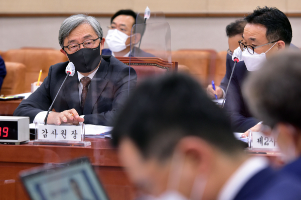 최재형 감사원장이 15일 국회 법제사법위원회에서 열린 감사원 국정감사에서 질의를 듣고 있다. /사진=연합뉴스