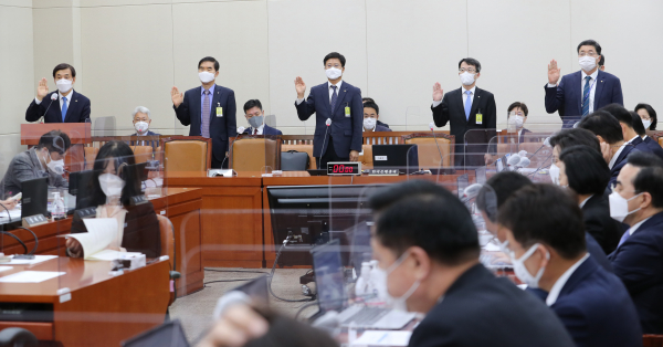 지난 16일 국회에서 열린 기획재정위원회의 한국은행에 대한 국정감사에서 증인 선서를 하고 있는 이주열 한국은행 총재. /사진=연합뉴스