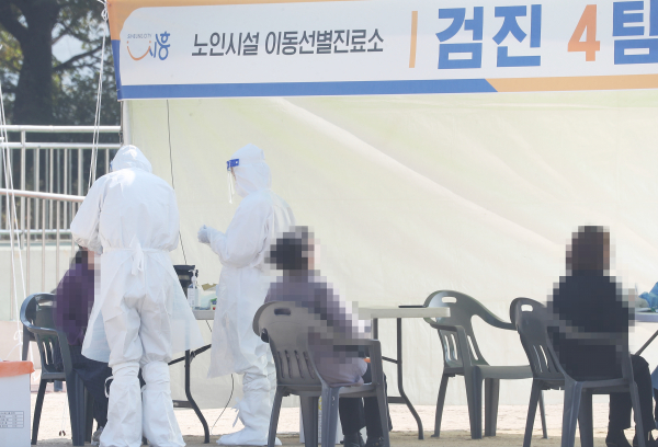 수도권 지역 요양병원과 노인요양시설 등 종사자와 이용자를 대상으로 코로나19 일제 진단검사가 진행 중인 20일 경기도 시흥시 포동시민운동장에 설치된 선별진료소에서 보건소 관계자들이 대상자 검체를 채취하고 있다. / 사진=연합뉴스