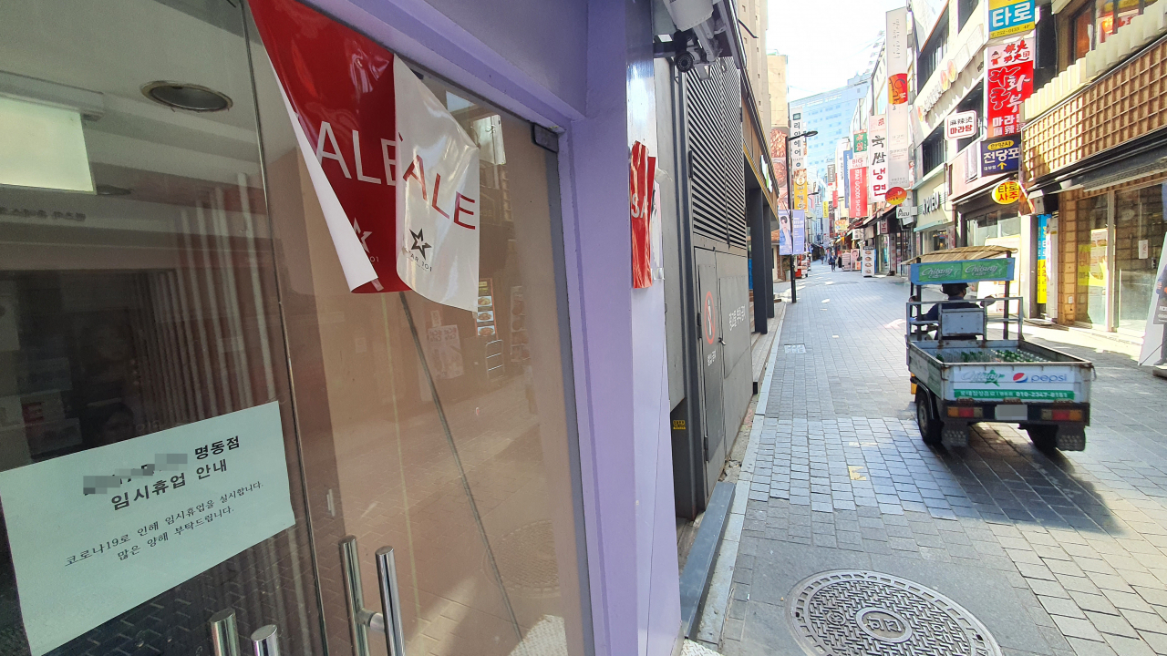 지난 5일 명동 한 상점에 코로나19로 임시휴업한다는 안내문이 붙어 있다. / 사진=연합뉴스