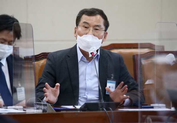 서석진 전 전파진흥원장이 22일 국회에서 열린 과학기술정보방송통신위원회 국정감사에서 옵티머스 펀드 관련 질의에 답변하고 있다. / 사진 = 연합뉴스