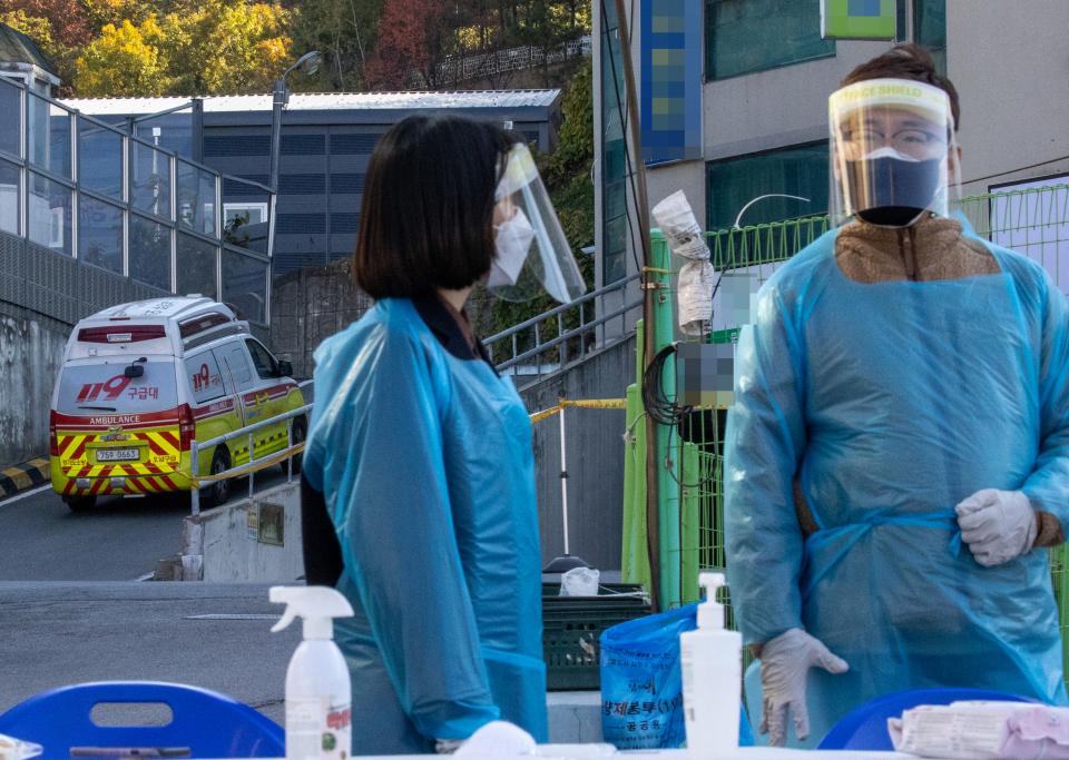 23일 신종 코로나바이러스 감염증(코로나19) 집단감염이 발생한 요양원이 있는 오남읍 한 건물로 구급차가 들어가고 있다./사진=연합뉴스