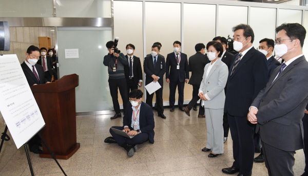 공수처법 개정안을 둔 여야의 '전쟁' 본격화될 전망이다. 사진은 지난 14일 이낙연 더불어민주당 대표가 고위공직자범죄수사처입주 청사를 방문해 남기명 공수처설립준비단장으로부터 공수처 설치 진행 현황을 보고받고 있는 모습. /사진=연합뉴스