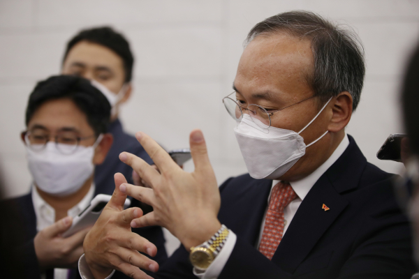 이석희 SK하이닉스 사장이 29일 서울 코엑스에서 열린 반도체의 날 기념식을 마치고 나서며 취재진의 질문을 받고 있다. /사진=연합뉴스