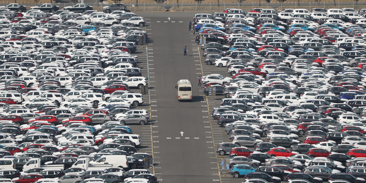 지난 27일 현대자동차 울산공장 수출 선적부두 옆 야적장에 완성 차량이 대기하고 있다. / 사진=연합뉴스