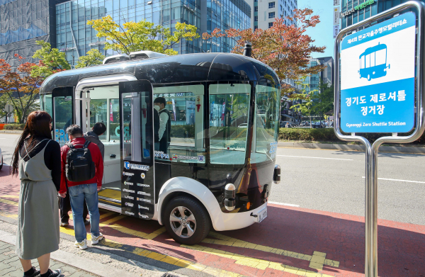 지난 17일 경기 판교 제1,2테크노밸리 일원에서 열린 제4회 판교자율주행모빌리티쇼에서 관람객들이 경기도 제로셔틀에 탑승하고 있다. / 사진=연합뉴스