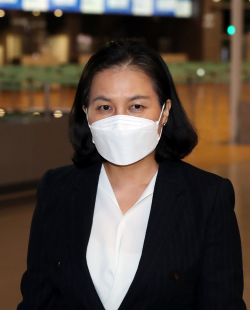 지난 13일 유명희 통상교섭본부장이 인천국제공항을 통해 유럽으로 출국하고 있다. / 사진=연합뉴스
