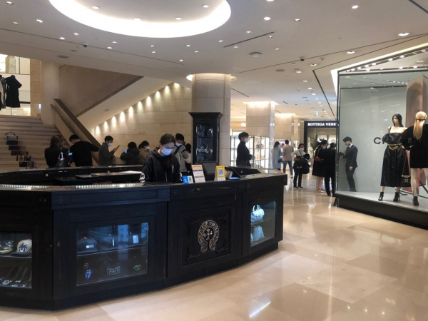 신세계백화점 본관 샤넬 매장. 오전 10시30분 개관과 함께 35팀이 대기하고 있다. / 사진=한다원 기자