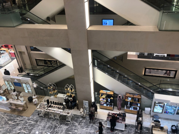 코세페가 막을 올렸지만 백화점 평일 오전은 여전히 한산하다. / 사진=한다원 기자