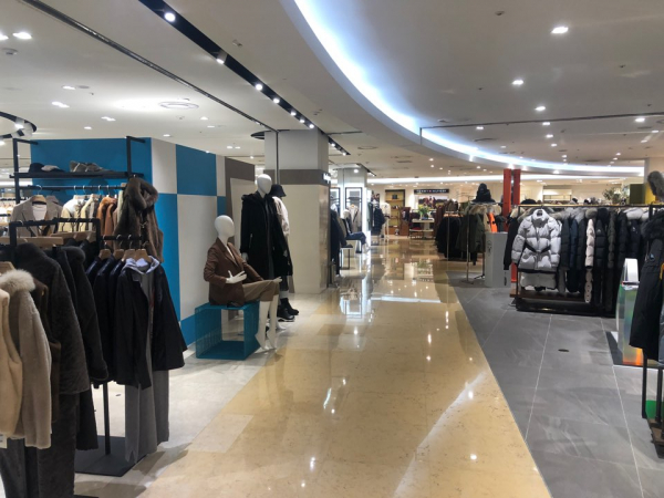 백화점 여성의류 코너는 코세페에도 한산하다. / 사진=한다원 기자