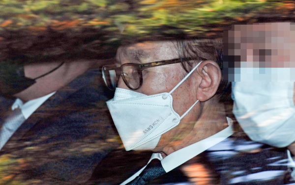 횡령 및 뇌물수수 혐의로 징역 17년형을 확정받은 이명박 전 대통령이 2일 서울 강남구 논현동 자택에서 서울중앙지검에 출석하기 위해 이동 하고 있다. 이 전 대통령은 검찰 출석 후 동부구치소로 재수감 된다. / 사진=연합뉴스