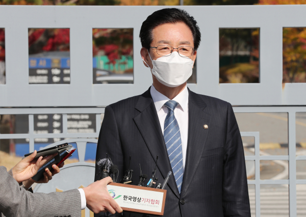 정정순 더불어민주당 의원이 지난달 31일 오전 청주 서원구 청주지방검찰청에서 조사를 받기 전 취재진의 질문에 답하고 있다. / 사진=연합뉴스