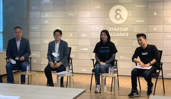 3일 서울 선릉 스타트업얼라이언스에서 스타트업리포트2020 기자간담회가 열리고 있다. 왼쪽부터 이기대 스타트업얼라이언스 이사, 김광현 고려대학교 교수, 정신아 카카오벤처스 대표, 조민희 로켓펀치 대표. / 사진=차여경 기자