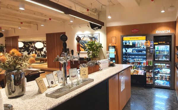 위워크 메인 라운지에 도입된 이마트24 SEIL MINI. / 사진=이마트24
