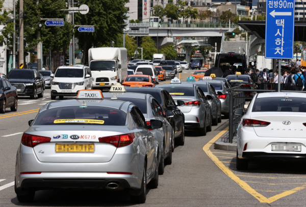 서울 시내에 택시들이 줄지어 서있다. / 사진=연합뉴스