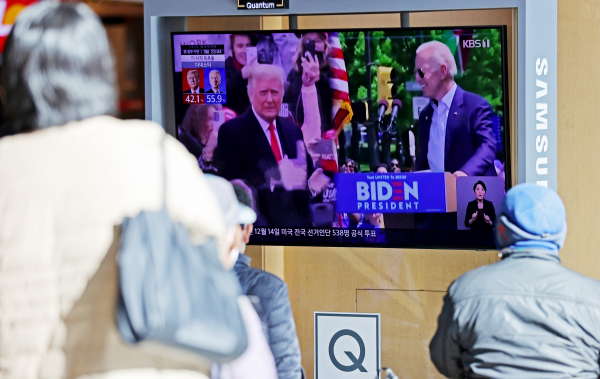 14일 오후 서울역에서 시민들이 11·3 미국 대선 개표 상황 뉴스를 TV로 시청하고 있다.  사진=연합뉴스