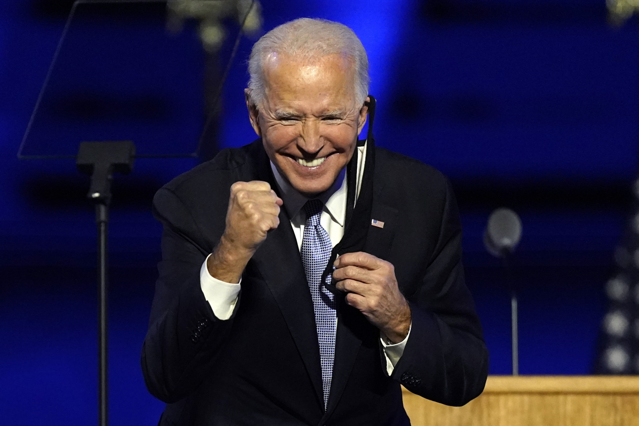 조 바이든 미국 대통령 당선인이 7일(현지시간) 델라웨어주 윌밍턴에서 열린 축하 행사에서 지지자들을 향해 활짝 웃고 있다. / 사진=연합뉴스