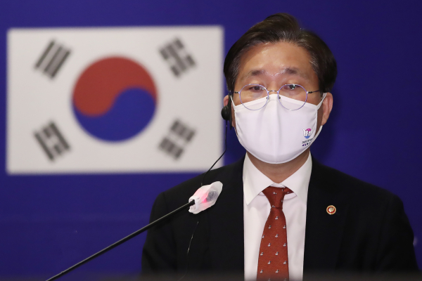 성윤모 산업통상자원부 장관이 지난 6일 오후 서울 중구 더플라자 호텔에서 열린 '제10차 한국-우즈베키스탄 무역경제 공동위원회' 화상회의에서 인사말을 하고 있다. / 사진=연합뉴스