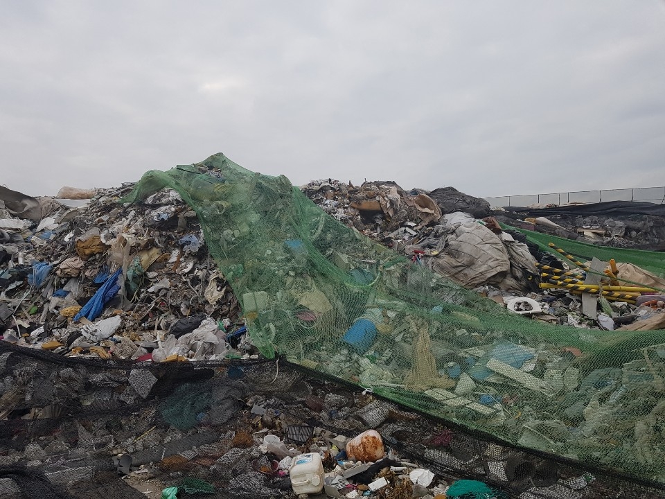 최근 중견건설사들의 폐기업 처리 사업 진출이 활발해지고 있다. 정부의 환경 규제로 폐기물 처리 수요가 증가할 것으로 전망되면서 잠재력 높은 사업으로 떠오르고 있어서다. 경기에 영향을 받지 않고, 안정적인 현금창출이 가능해 중견건설사들의 미래 먹거리로 떠오른 모습이다. / 사진=연합뉴스