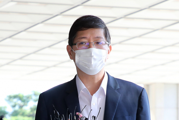 '재산 축소신고 의혹'으로 더불어민주당에서 제명된 김홍걸 의원이 지난달 10일 오전 서울 서초구 중앙지검에서 조사를 받기 위해 출석해 취재진의 질문에 답하고 있다. / 사진=연합뉴스