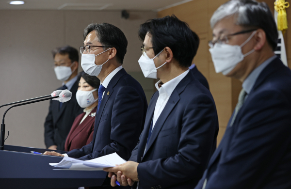 박진규 산업통상자원부 차관이 20일 정부서울청사에서 열린 2020코리아세일페스타 종합결과발표 브리핑에서 취재진의 질문에 답하고 있다. /사진=연합뉴스