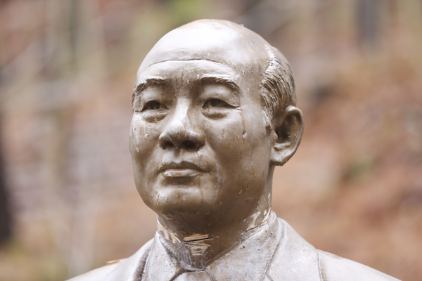 지난 19일 오후 청주시 상당구 문의면 옛 대통령 별장인 청남대 안에 세워져 있는 전두환 동상이 훼손돼 있다. / 사진=연합뉴스