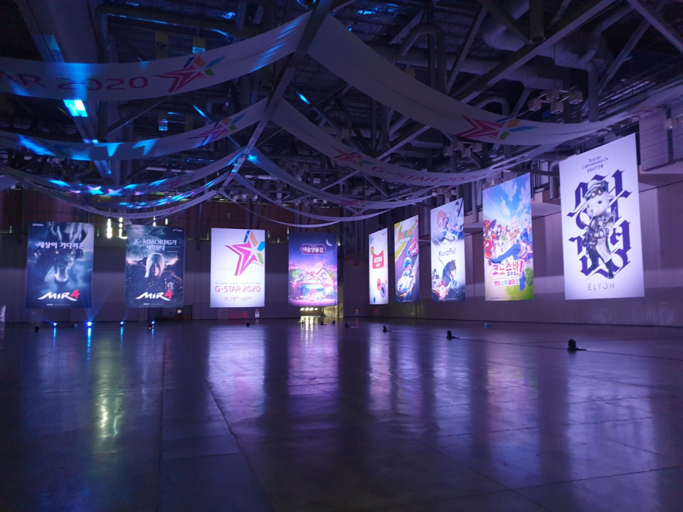 조명 조차 어두운 전시관 내부 모습. / 사진=원태영 기자