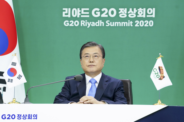 문재인 대통령이 지난 21일 오후 청와대에서 주요 20개국(G20) 정상회의에 참석해 있다. /사진=연합뉴스