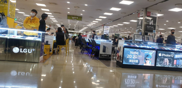 지난 22일 서울 신도림 테크노마트 9층 휴대폰 집단상가. / 사진 = 김용수 기자