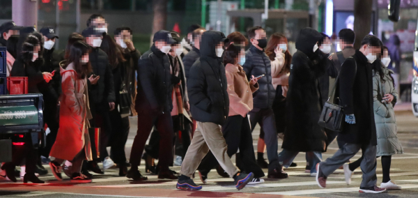 지난 20일 오후 서울 세종로사거리에서 마스크를 착용한 사람들이 횡단보도를 건너고 있다. / 사진=연합뉴스