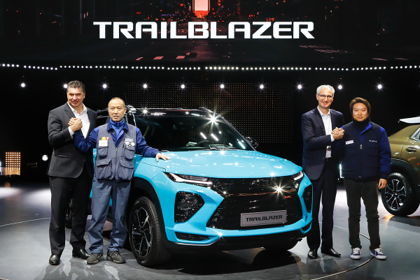 지난 1월 열린 트레일블레이저 출시 행사에서 카허 카젬 한국GM 사장과 김성갑 한국GM 노조위원장이 손을 맞잡고 있다. / 사진=한국GM