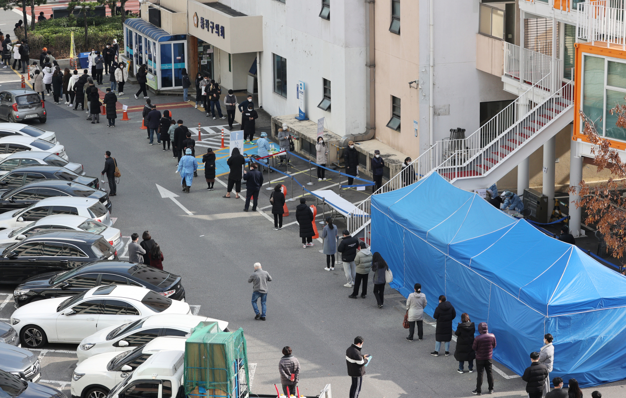 지난 25일 동작구청 주차장에 설치된 선별진료소 앞에서 시민들이 검사를 기다리고 있다. / 사진=연합뉴스