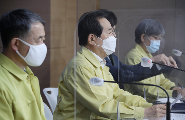 정세균 국무총리가 29일 오후 정부서울청사에서 긴급 기자 간담회를 열어 신종 코로나바이러스 감염증(코로나19) 3차 대유행 상황과 관련한 방역 강화 조치를 발표하고 있다. /사진=연합뉴스