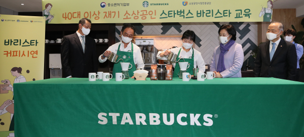 박영선 중소벤처기업부 장관(왼쪽 네 번째), 조봉환 소상공인시장진흥공단 이사장(왼쪽 다섯 번째), 송호섭 스타벅스커피 코리아 대표이사(왼쪽 첫 번째)가 30일 오전 서울 중구 소공동 스타벅스 소공 아카데미에서 열린 '스타벅스 리스타트 지원프로그램 수료식 및 채용식'에서 교육생 대표자들의 바리스타 시연을 바라보고 있다. /사진=연합뉴스