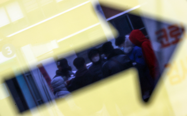 30일 오전 서울 중구 국립중앙의료원 코로나19 선별진료소에서 검체 채취를 마친 시민들이 병원 관계자의 안내를 받고 있다. / 사진=연합뉴스