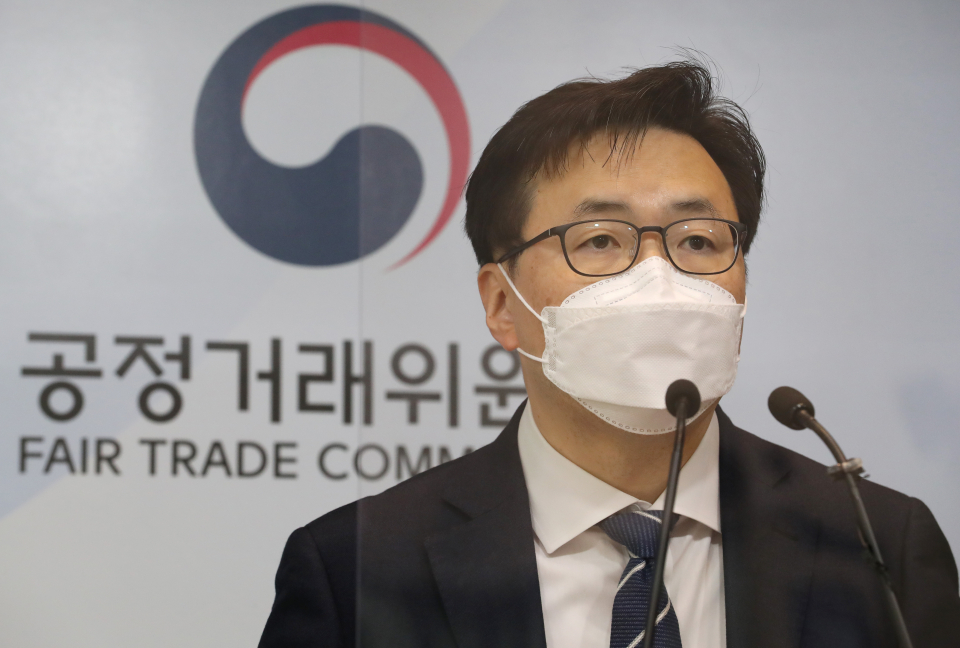 육성권 공정거래위원회 기업거래정책국장이 지난 27일 오전 세종시 정부세종청사에서 대우조선해양(주)의 선시공 후 계약 등 불공정하도급거래 관련 브리핑을 하고 있다. / 사진=연합뉴스