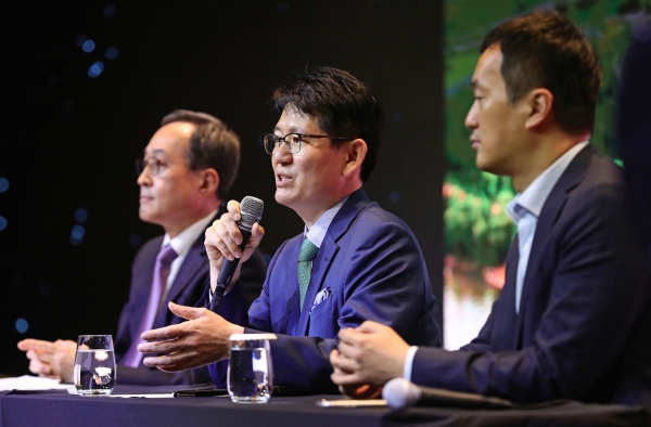 강성부 KCGI 대표(가운데) / 사진=KCGI