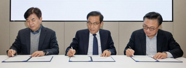 삼성전자가 2일 사장단 인사에서 대표이사 3인을 유임했다. 사진 왼쪽부터 김현석, 김기남, 고동진 대표이사 / 사진 = 삼성전자