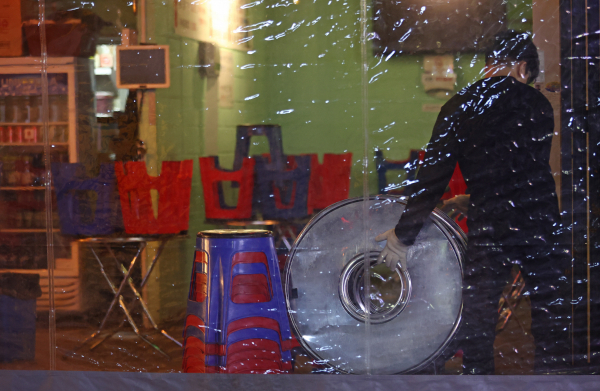 수도권 '사회적 거리두기'가 2단계로 격상된 지난 11월 말 자정 서울 마포구 홍익대 인근 주점에서 직원이 내부를 정리하고 있다. /사진=연합뉴스